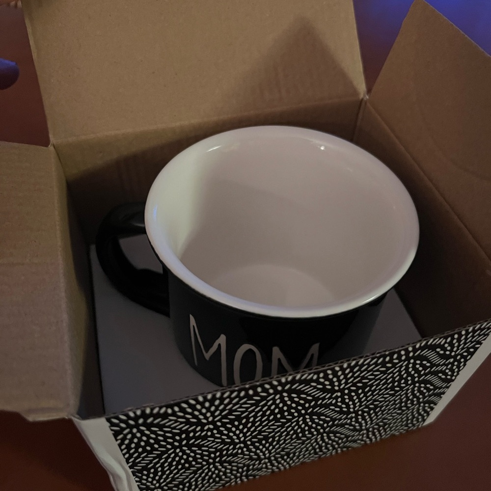 NIB Black 'MOM' Ceramic Mug - Picture 2 of 6